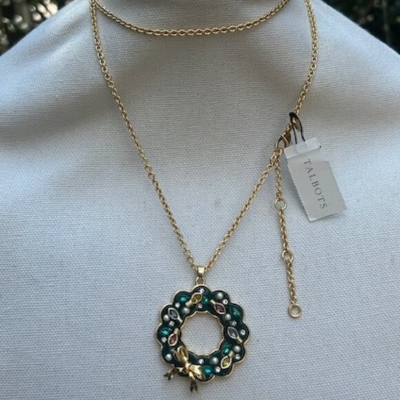 HOLIDAY🎄🎄TALBOTS – NWT - 2020 Christmas Wreath PENDANT NECKLACE - Picture 6 of 11